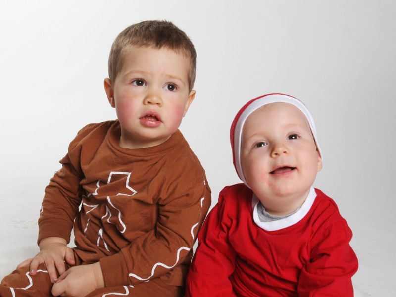 Viggo, 2 år och Albin Grenvall, 8 månader, Tavelsjö, önskar god jul till släkt och vänner.

